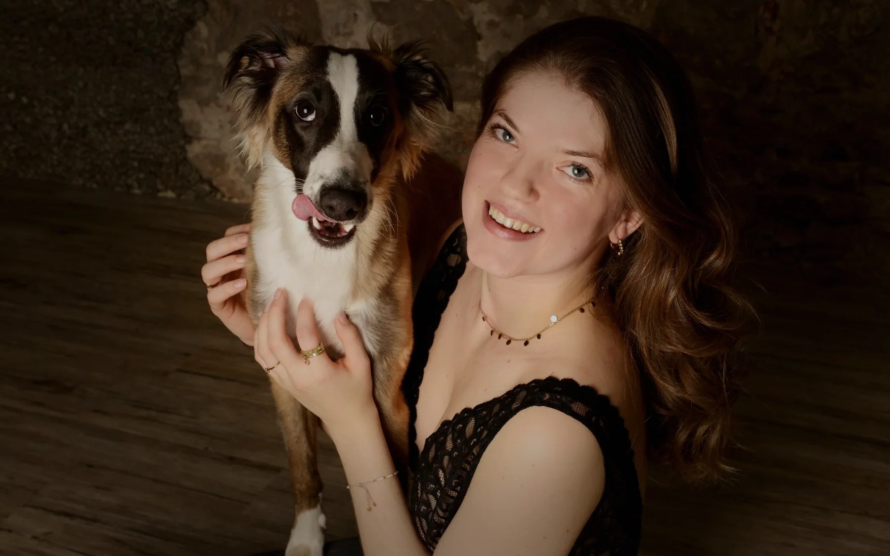 Warmer Mensch-und-Hund-Moment im Studio